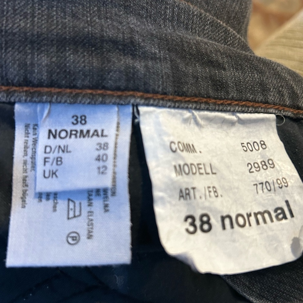 Women's straight leg jeans. - Picture 5 of 6